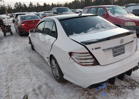 2013 Mercedes-Benz C 300 Sport 4Matic z USA, uszkodzony, nr VIN WDDGF8AB6DR291252